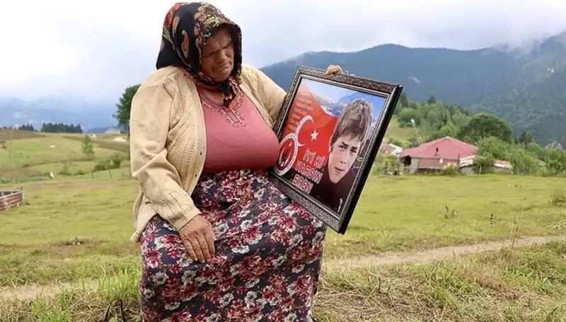 DEM Parti, Eren Bülbül'ün Annesine Bayram Ziyareti Gerçekleştirdi