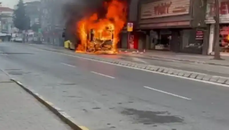 Ümraniye'de Flaş Olay: Ani Yangın Korkuttu, Halk Panikle Kaçtı!