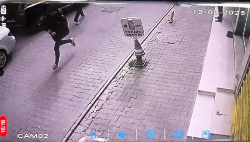 İstanbul’da Silahlı Saldırı: Bacağından Yaralanan Genç Alev Alev Yandı