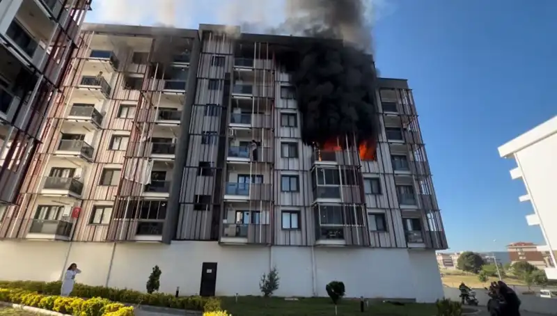 Çanakkale’de Yangın Panik Yaratırken, Mahalle Sakinleri Gözyaşlarına Boğuldu