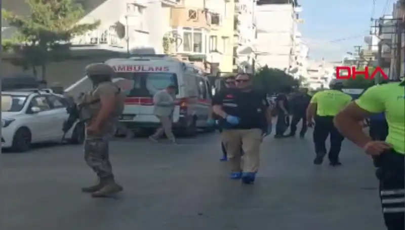 İzmir'de Karakola Yapılan Silahlı Saldırıda İki Polis Şehit Oldu