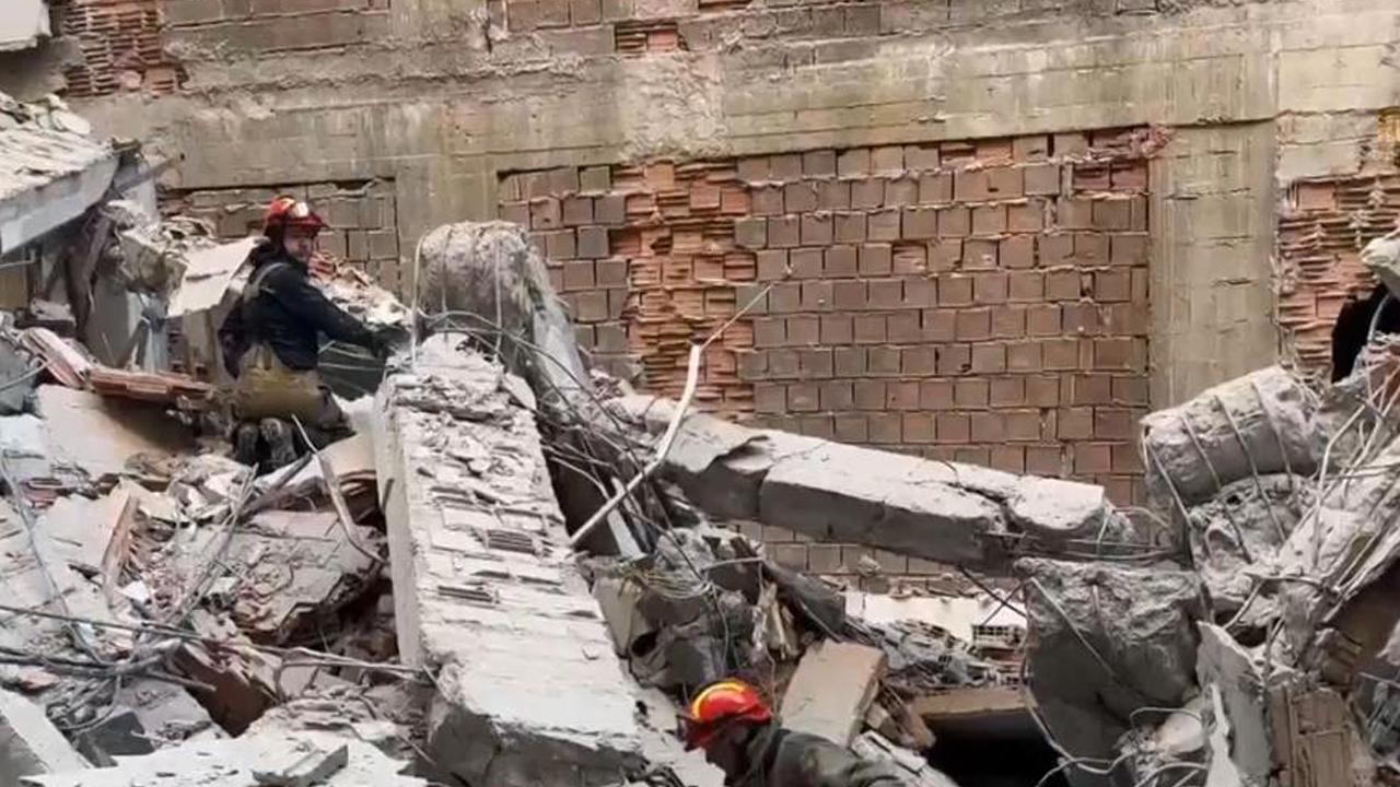 Güngören'de yıkım esnasında çöken binada 2 işçi göçük altında kaldı