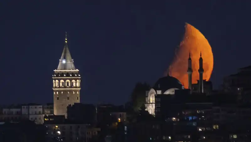 İstanbul'da Yarım Ayın Büyüsü: Şehir Geceyi Nasıl Aydınlattı?