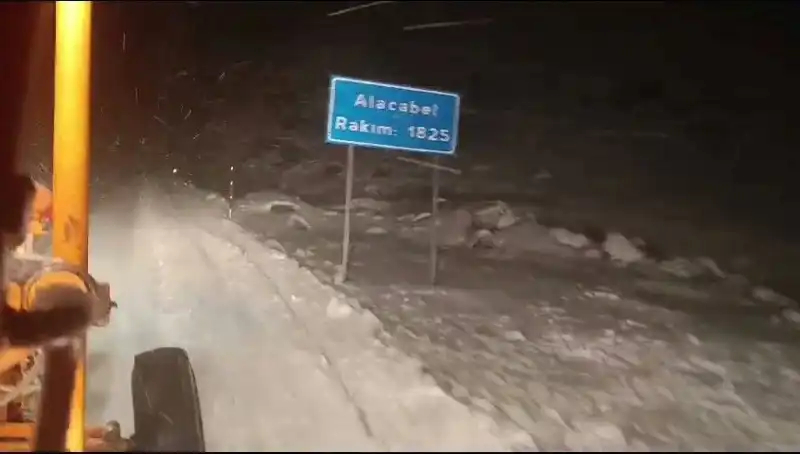 Antalya'da Beklenmedik Kar Yağışı: Tatilciler ve Yerel Halk Şokta