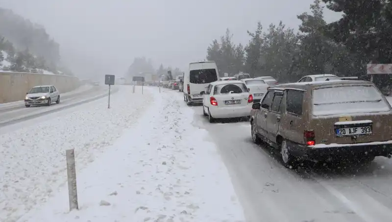 Denizli-Antalya Kara Yolunda Kar Gecikmesi: Trafik Tamamen Durdu!