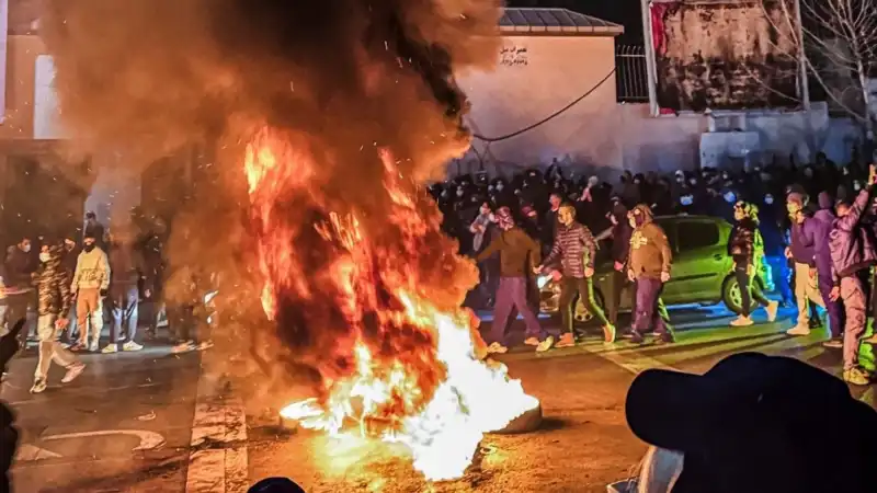 İran'daki Protestolar: Can Kaybı 2000'i Aştı, Ülke Karşıt Görüşlerde Çalkalanıyor