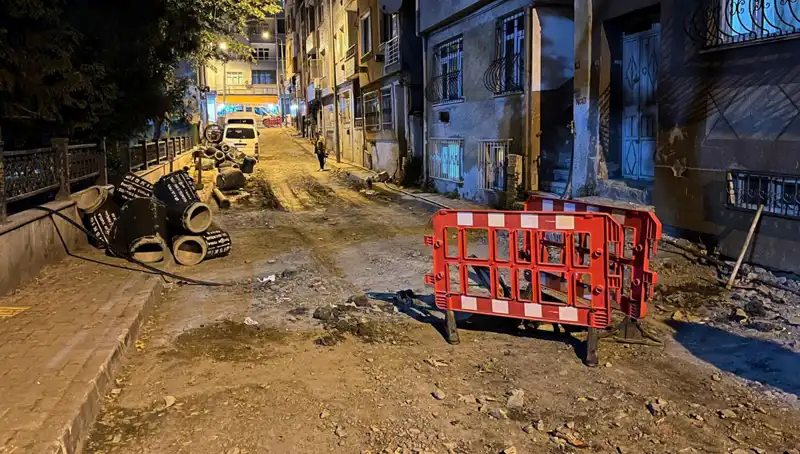 Bayrampaşa'da Altyapı Çalışmalarında Şok An: Rögar Kapağı Patladı