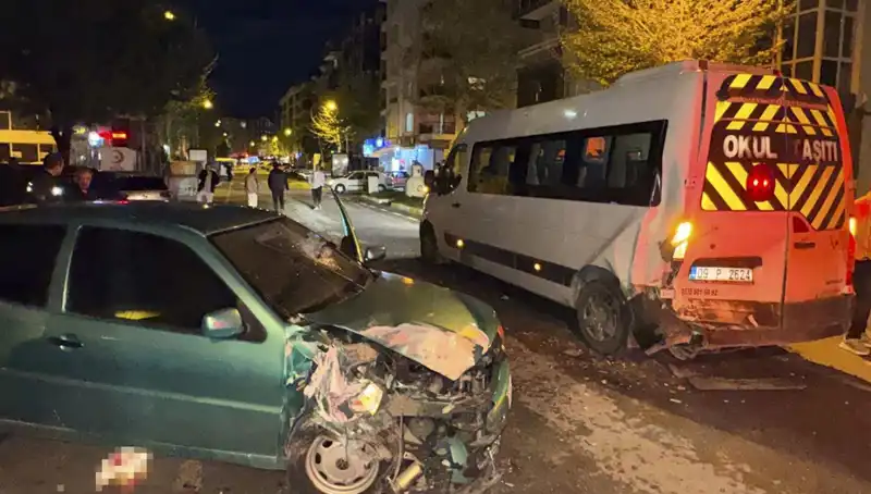 Taksim’de Büyük Kaza: Servis Minibüsüne Çarpan Otomobil 6 Yaralı