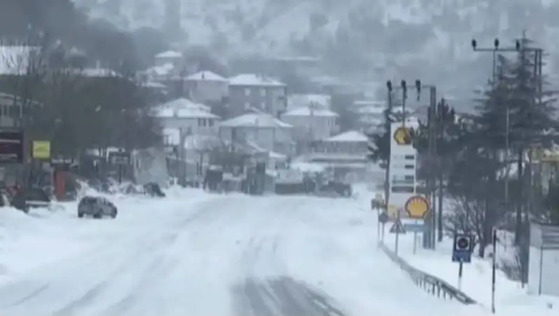Sertavul Geçidi'nde Kar Tasi ve Sis, Ulaşımı Engelledi