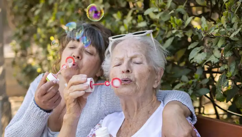 100 Yaşında İki Kadından Uzun Yaşamın Sırrı: Diyet ve Egzersizi Unutun