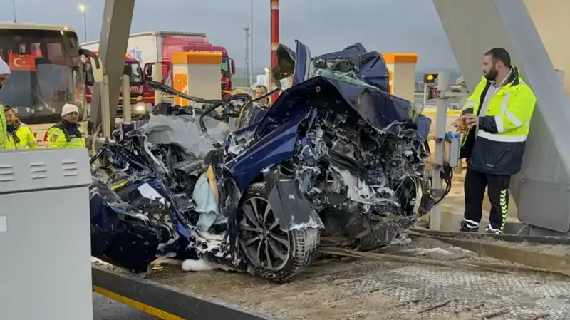 Silivri'de Korkunç Kaza: Otomobil Gişe ile Otobüs Arasında Sıkıştı