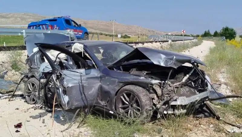 Sivas'ta İki Ayrı Trafik Kazası: 9 Kişi Yaralandı, Detaylar Şaşırtıyor!