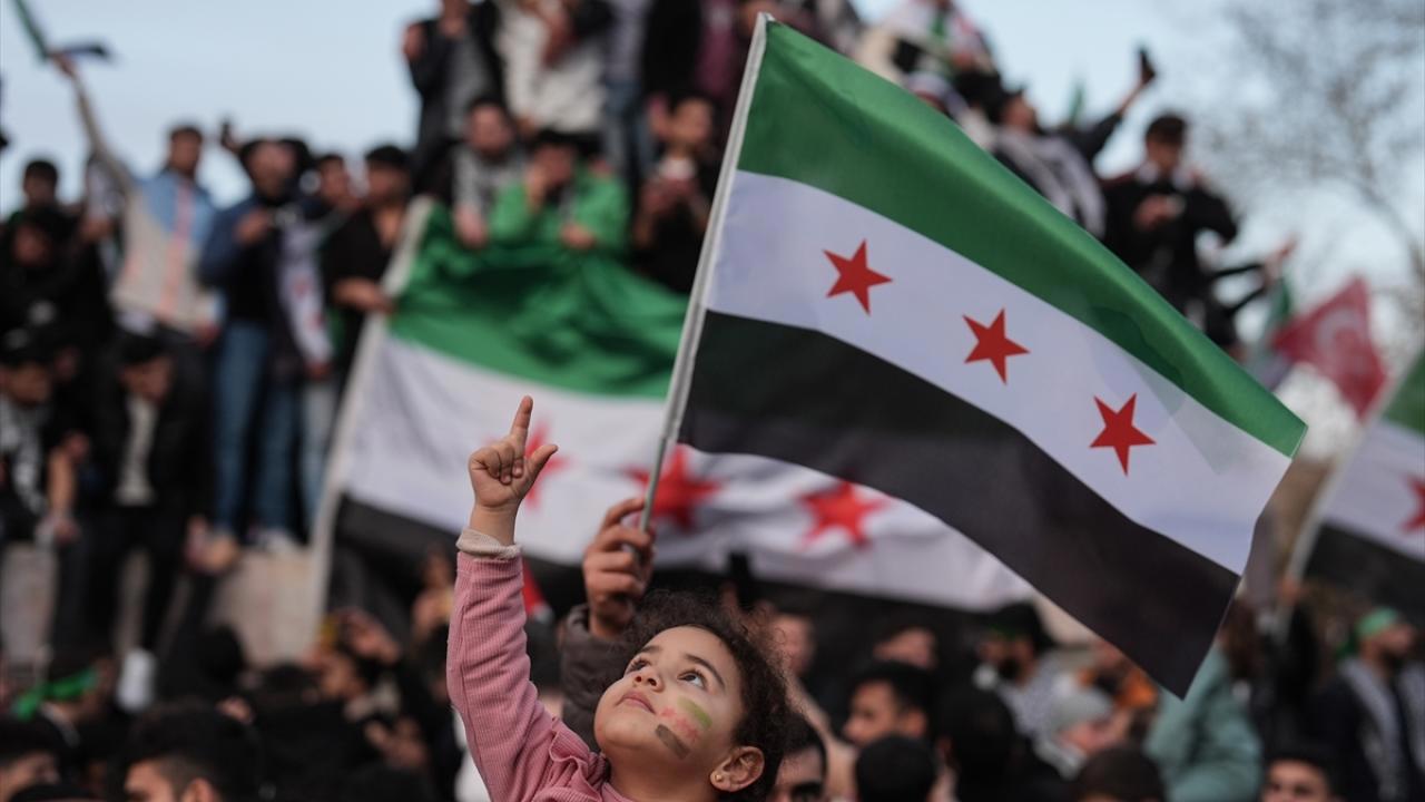 Suriye'nin Yeni Bayrağı Göz Kamaştırıyor