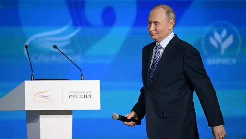 Rusya'da Yabancı Ajan Yasası: Putin, Kontrolü Artıran Yasayı İmzaladı