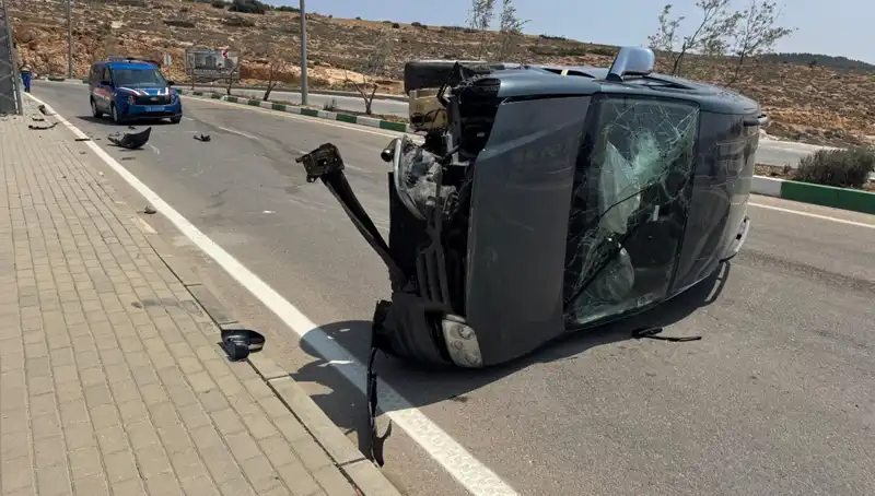 Kilis'te Ticari Araç Devrildi: Kaza Sonrası 4 Kişi Yaralandı
