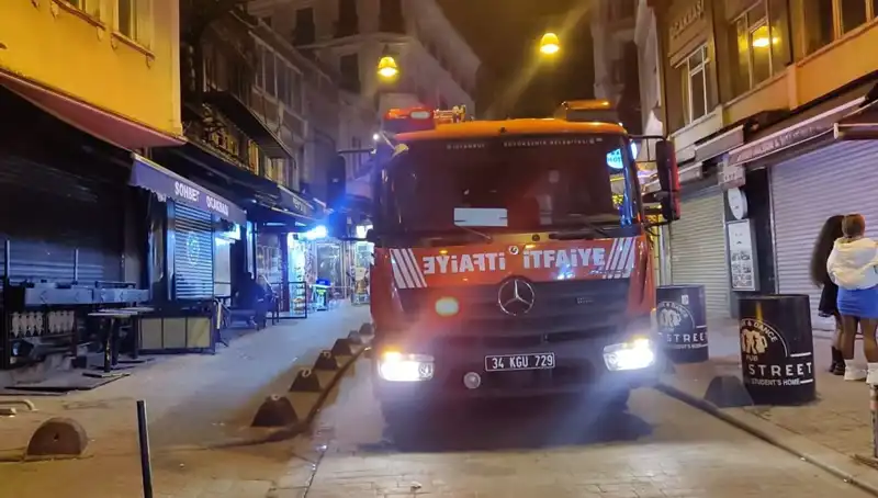 Beyoğlu'nda Korkunç Kaza: Asansör Boşluğuna Düşen Müşteri Yaralandı