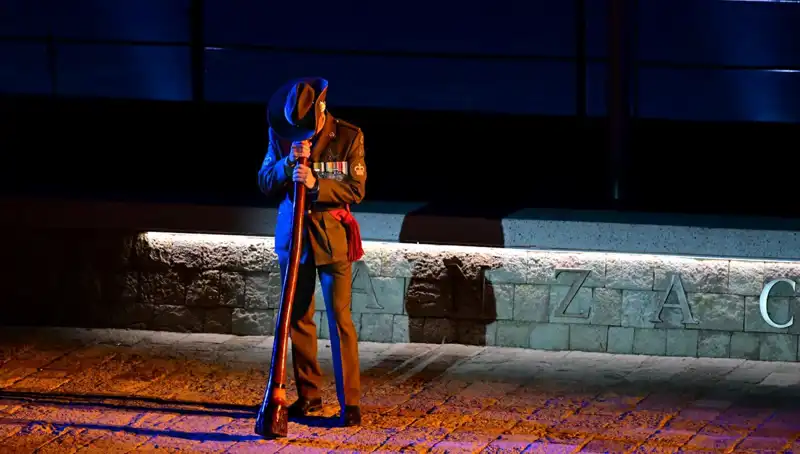Anzak Koyu'nda Geleneksel "Şafak Ayini" Töreni, Ziyaretçileri Bir Araya Getirdi