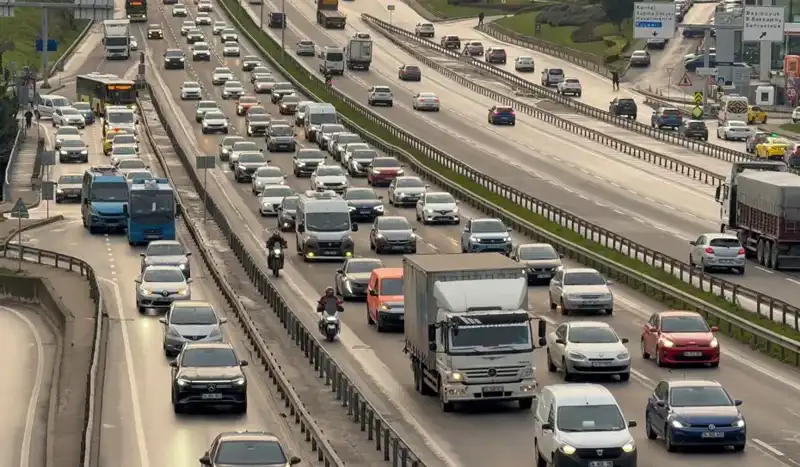 İstanbul Sabah Trafiği: Anadolu Yakası'nda Araçlar Kıl Payı İlerliyor
