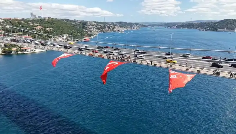 Dev Türk Bayrağı Köprünün Üzerinde Dalgalanıyor: Görkemli Törenle Asıldı