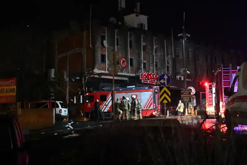 Maslak'ta Büyük Yangın Paniği: Beş Araç Küle Döndü!