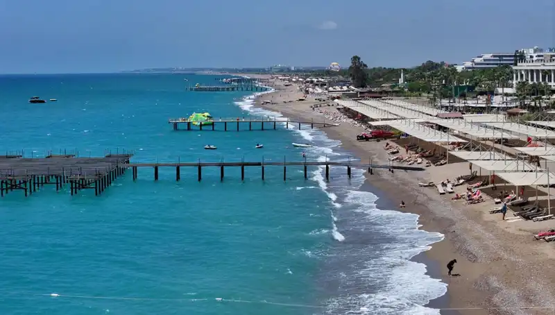 Antalya Sahillerinde Güneşli Hava, Yaz Tatilinin Keyfini Çıkarıyor