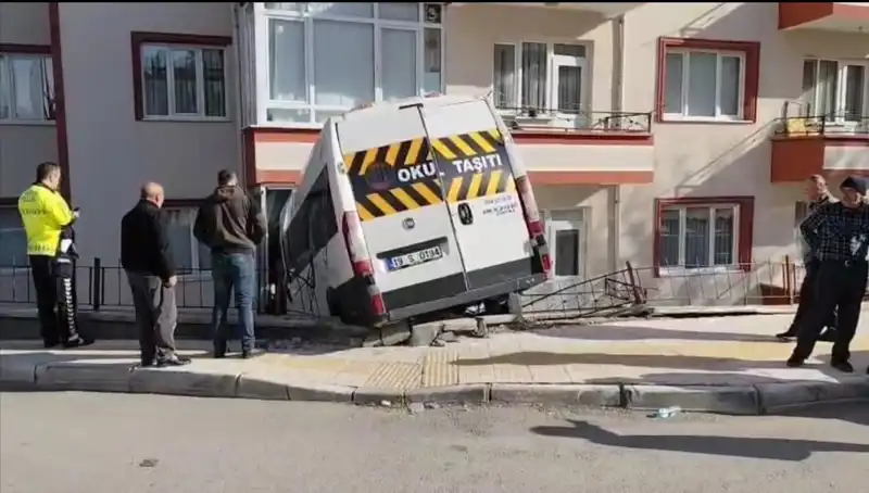 Okul Servisi Balkona Girdi: İki Öğrenci Yaralandı, Hayat Kurtaran Detaylar Ortaya Çıktı