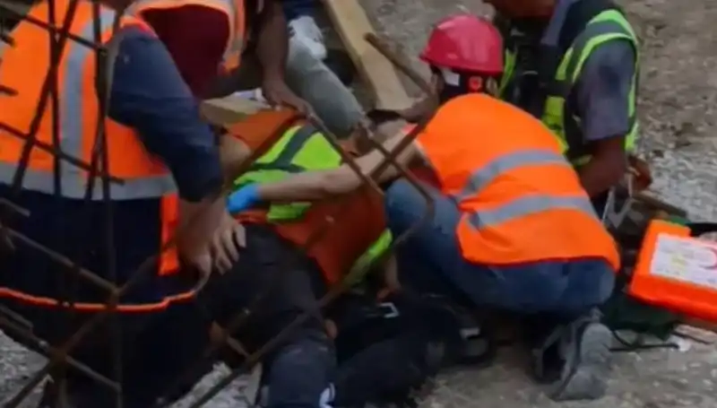 Adana'da İnşaat Kazası: İki İşçi Yaralandı, Hayatlarını Kaybetme Tehlikesi Var
