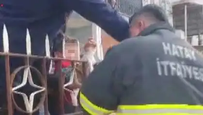 Hatay'da Bir Çocuğun Koluna Demir Korkuluk Saplandı, Şoke Eden Olay!