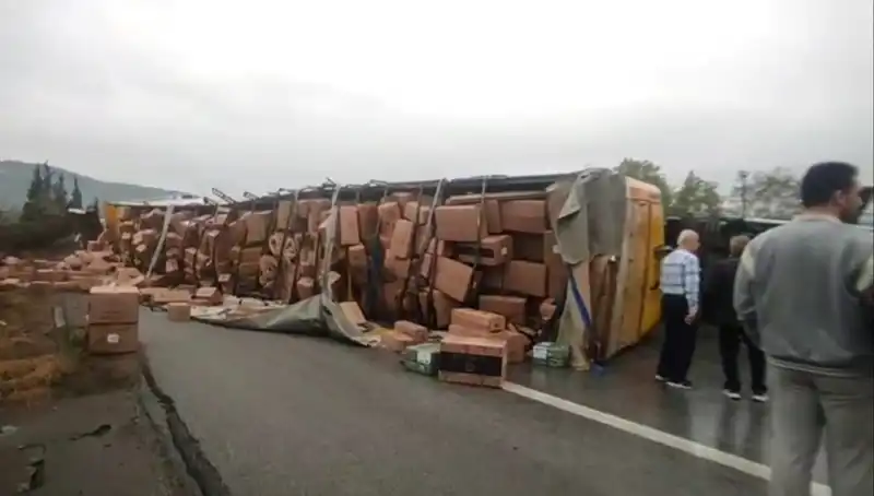 Tem Otoyolu’nda TIR Devrildi: Ankara Yönü Trafiğe Kapandı