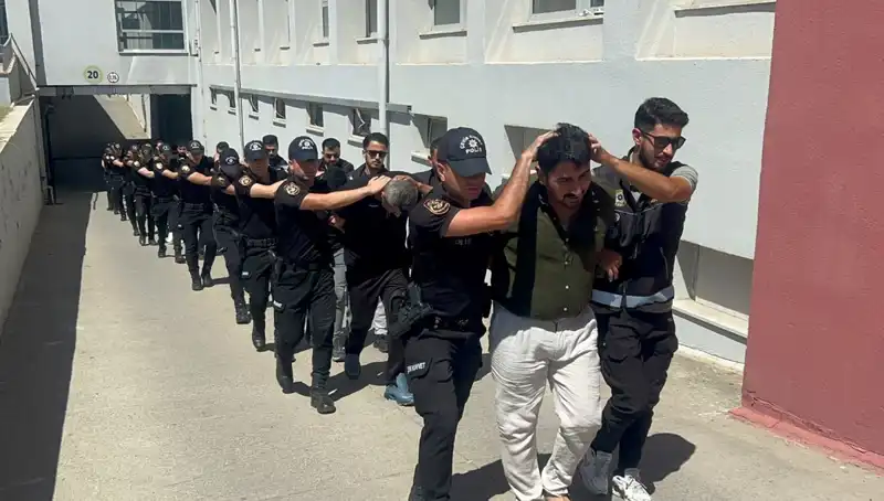 Adana'da Eş Zamanlı Operasyon: 825 Kilo Eroin ve 16 Tutuklama!