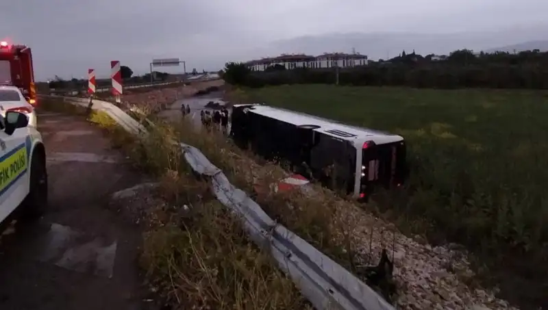 Manisa'da Yolcu Otobüsü Kaza Yaptı: Yaralılar Hastaneye Kaldırıldı